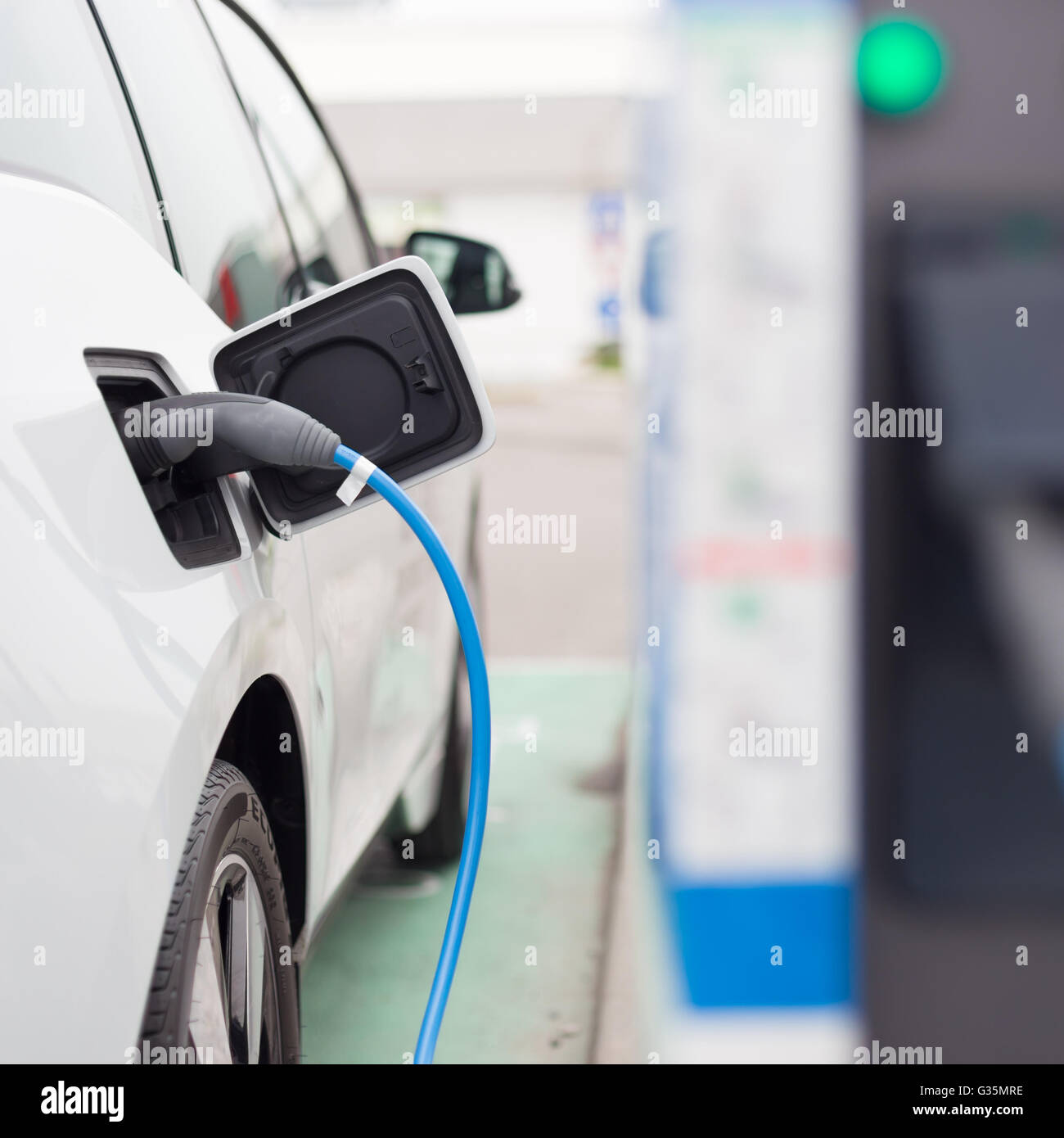 Voiture électrique dans la station de charge. Banque D'Images