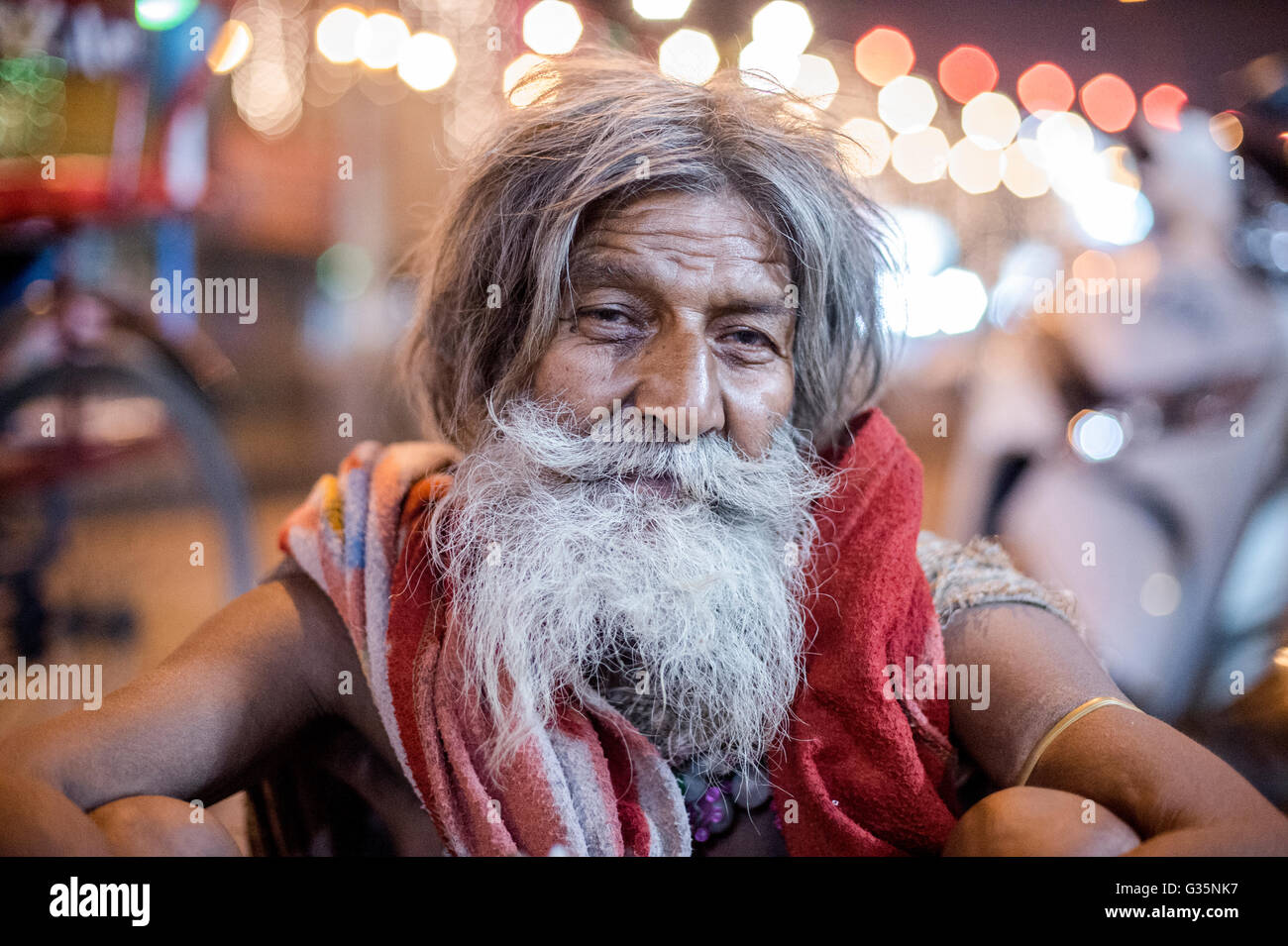 Un Indien avec une barbe et des cheveux longs pose pour portrait à Delhi,  en Inde. Credit : Euan Cherry Photo Stock - Alamy