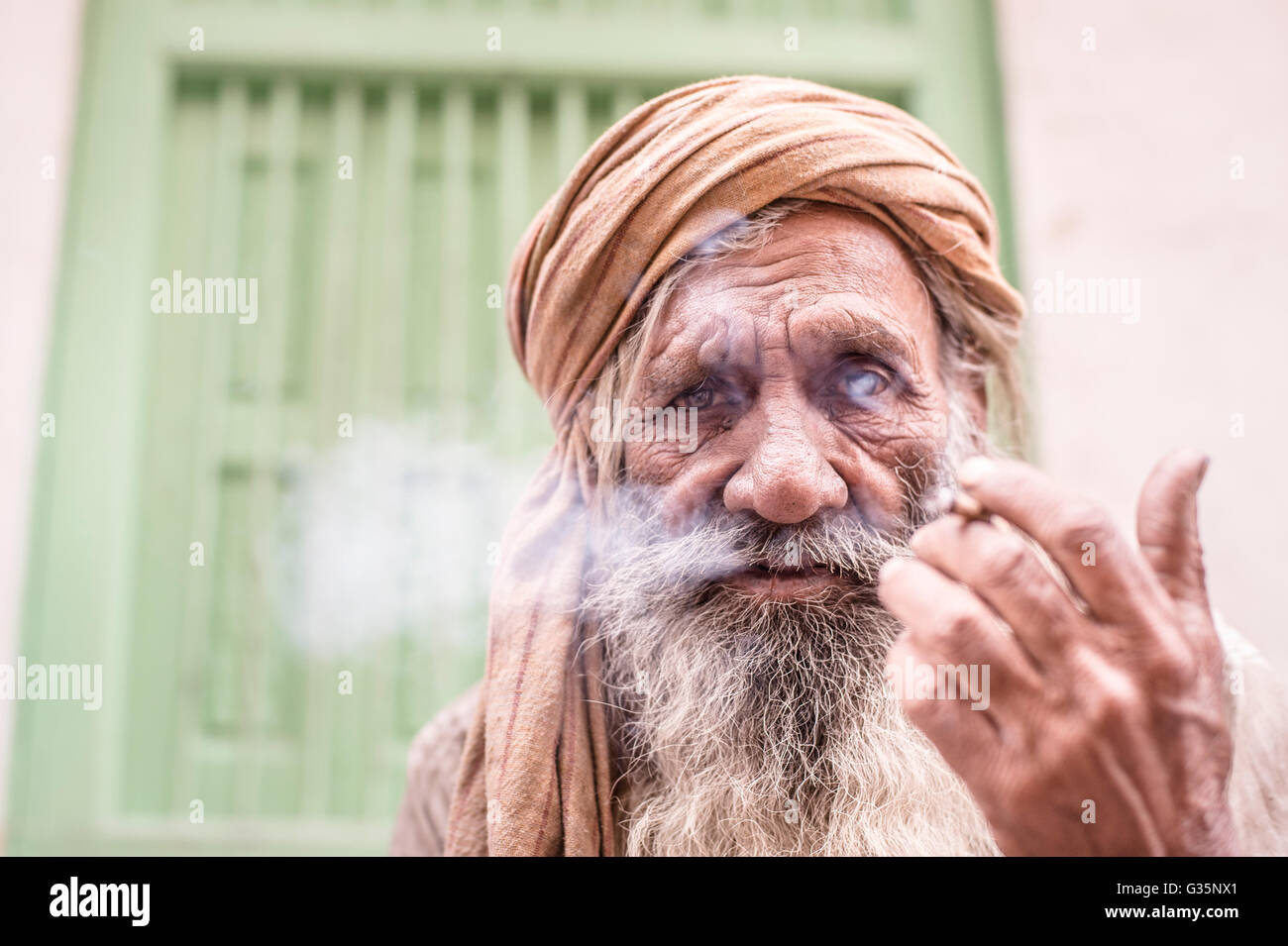 Un vieil homme fume une cigarette à Delhi, en Inde. Credit : Euan Cherry Banque D'Images