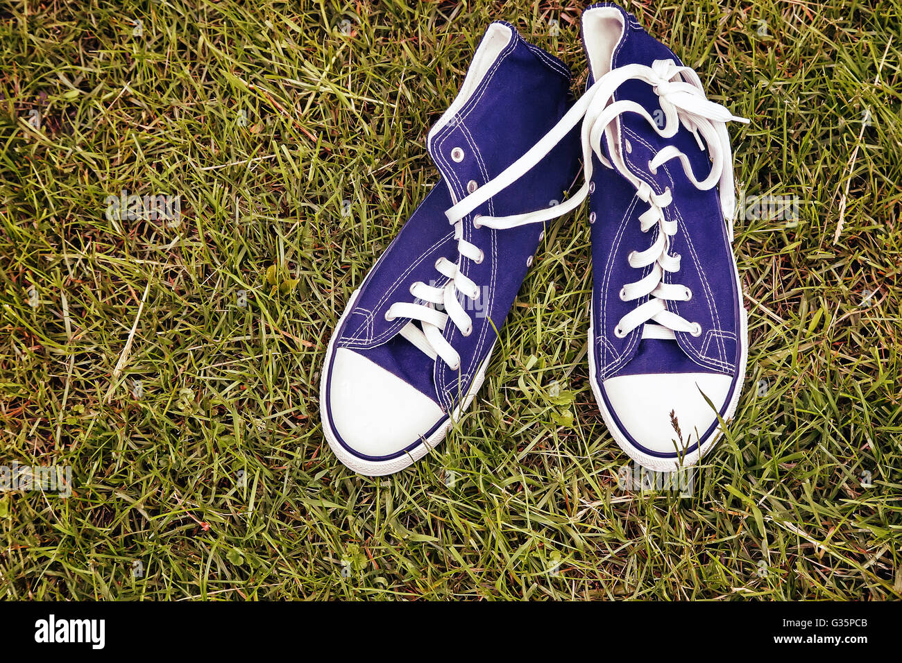Pratique pour le sport mens sneakers en bleu foncé tissus épais. Banque D'Images