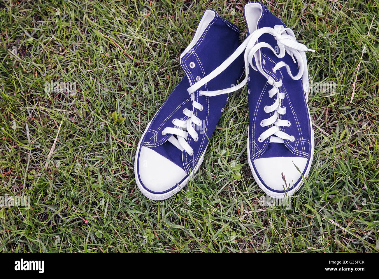 Pratique pour le sport mens sneakers en bleu foncé tissus épais. Banque D'Images
