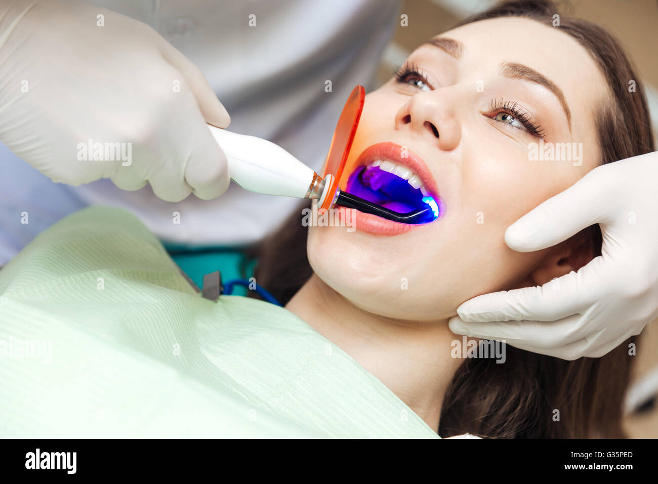 Close-up portrait d'une femme visiter dentiste pour blanchiment des dents en clinique Banque D'Images