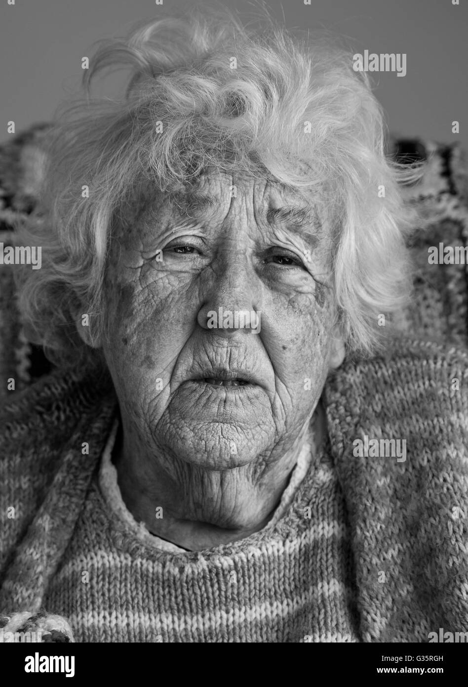 Une vieille dame à la triste Banque D'Images