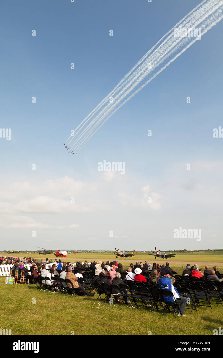 Les gens qui regardent la RAF Des flèches rouges, affichage, meeting aérien de Duxford Imperial War Museum Duxford Cambridgeshire, Royaume-Uni Banque D'Images