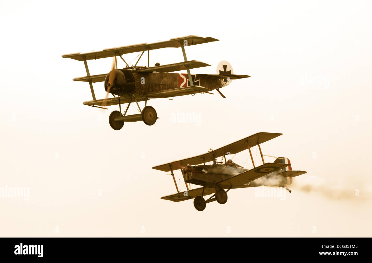 Deux avions d'époque de la première Guerre mondiale volant et exécutant un combat de chiens simulé, l'American Airshow, Duxford Imperial War Museum, Royaume-Uni Banque D'Images