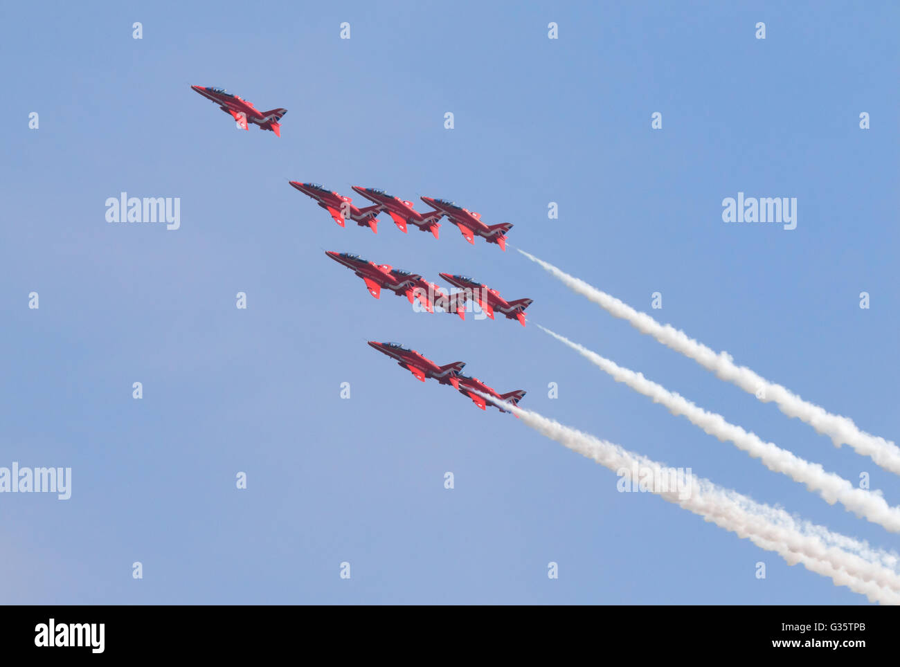 Les flèches rouges RAF aerobatic team volant en formation contre un ciel bleu, meeting aérien de Duxford, Royaume-Uni ; concept de leadership Banque D'Images