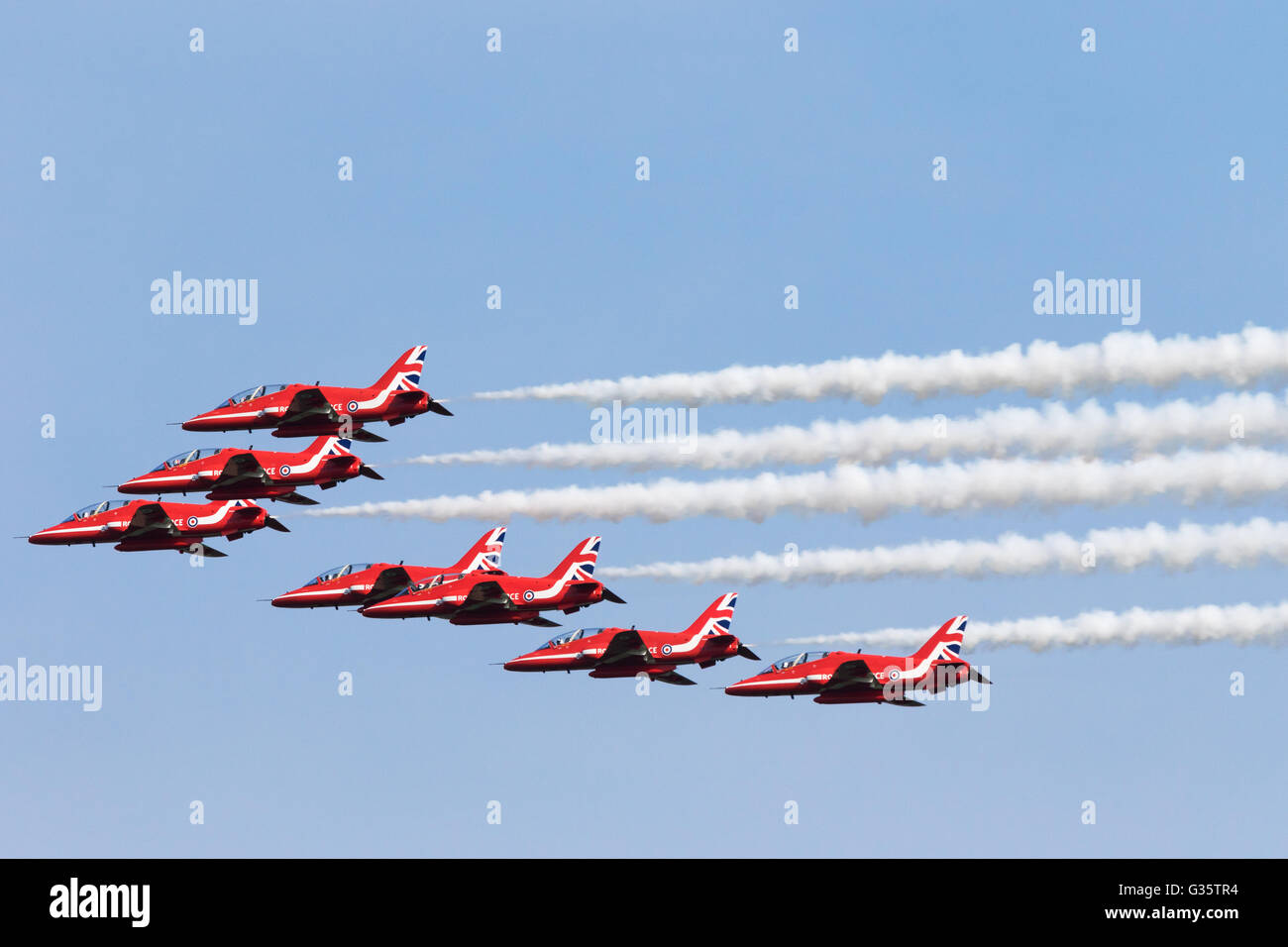 Sept membres de la RAF flèches rouge l'équipe de démonstration de voltige volant en formation avec la fumée, Duxford Duxford meeting aérien américain, UK Banque D'Images