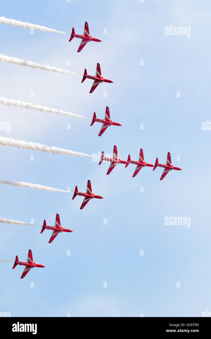 Les neuf membres de la RAF flèches rouges, l'équipe de démonstration aérienne effectuant à Duxford Duxford Airshow, UK Banque D'Images