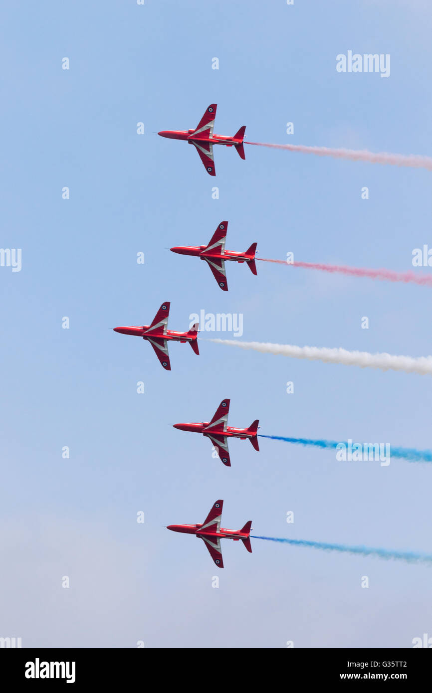 Cinq membres de la RAF flèches rouge l'équipe de démonstration de voltige volant en formation avec la fumée, Duxford Duxford meeting aérien américain, UK Banque D'Images