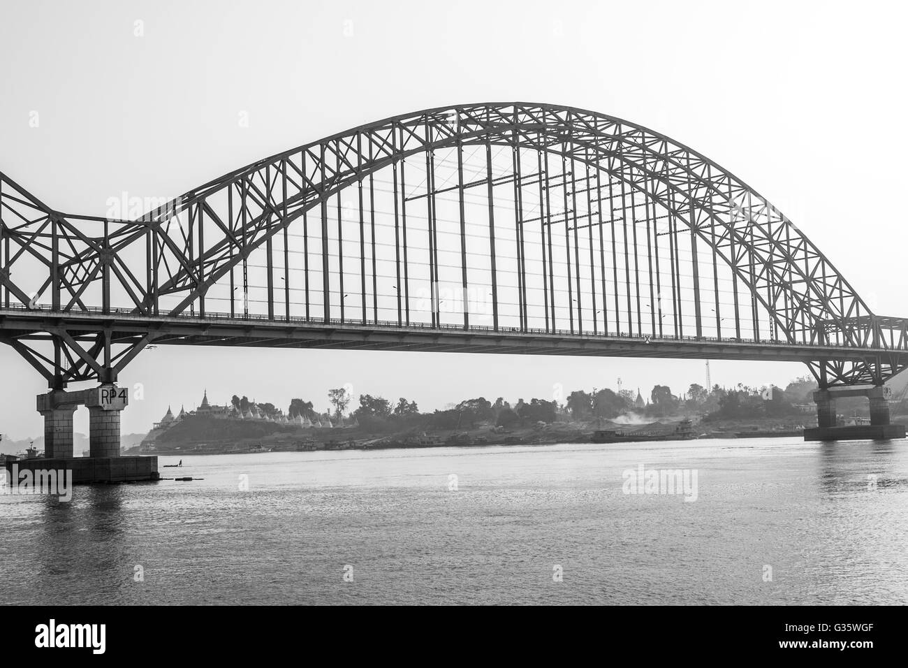 Pont, Rhône-Alpes à partir de ferry entre Bagan et Mandalay le long de la rivière Ayeyarwady (Irrawaddy), Birmanie, Myanmar, l'Asie du Sud Banque D'Images