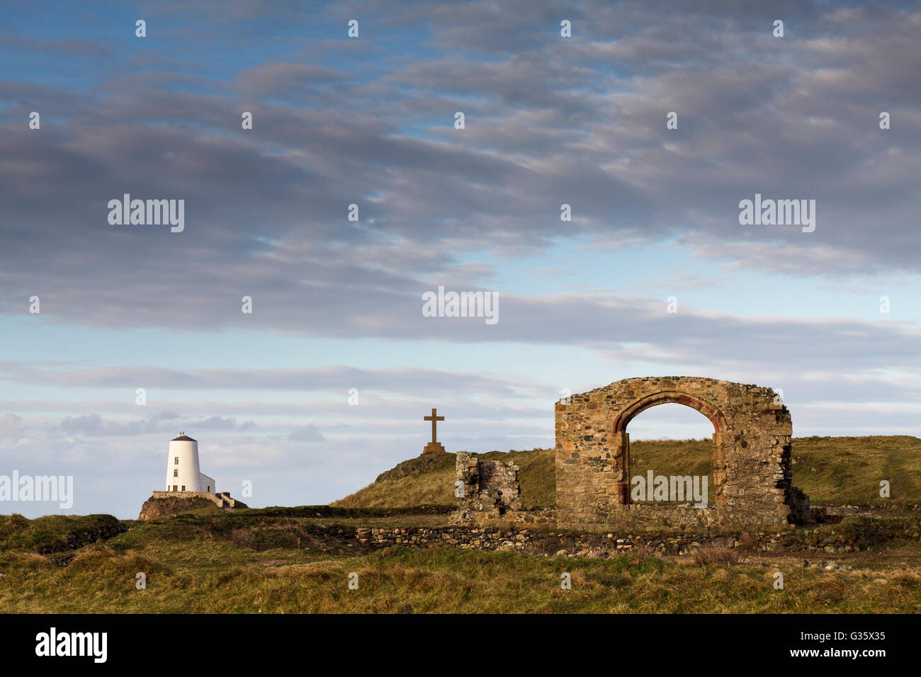 Tŵr Mawr Phare, la croix St Dwynwen et chapelle ruines à l'île Llanddwyn, Anglesey Banque D'Images