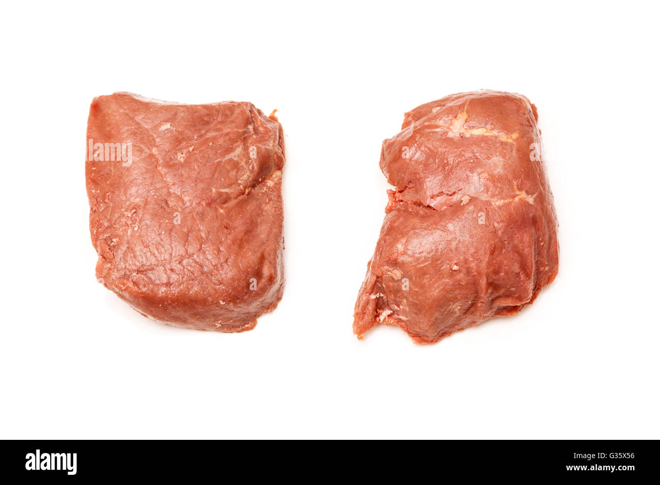 D'Autruche cuit (Struthio camelus) steaks de viande isolated on a white background studio. Banque D'Images
