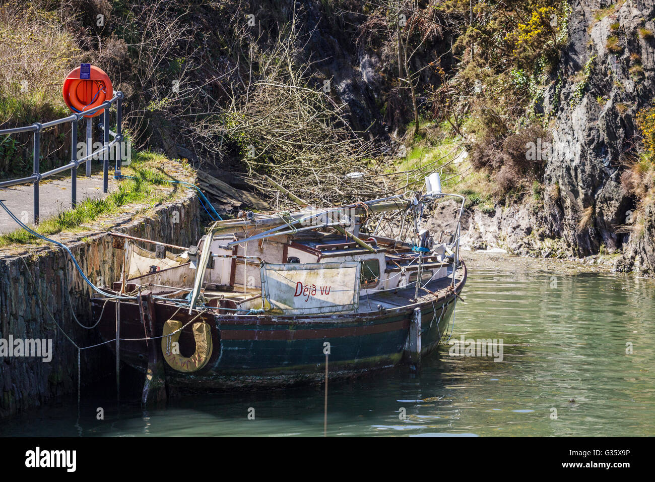 Vieux Bateau de pêche amarré Banque D'Images