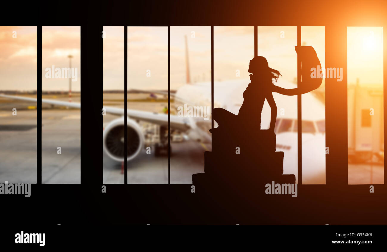 Jeune femme d'ossature à l'aéroport avec valise. Gros plan sur les passagers arrière-plan. Travel concept du transport aérien Banque D'Images