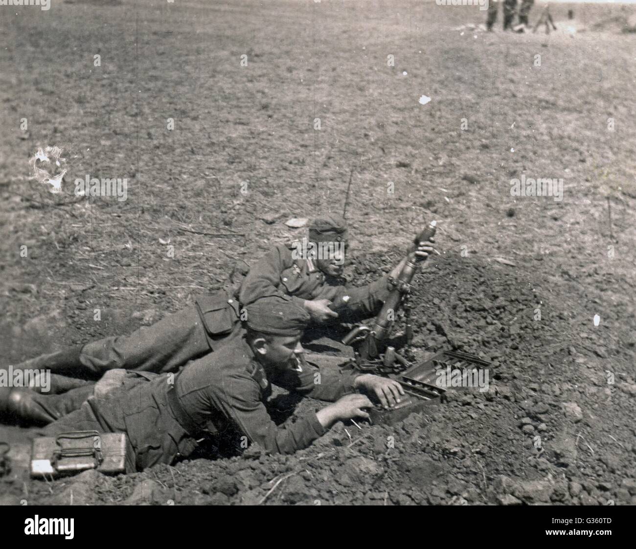 Les soldats allemands de la Wehrmacht, charger un mortier de 5cm en Allemagne formation 1939 Banque D'Images