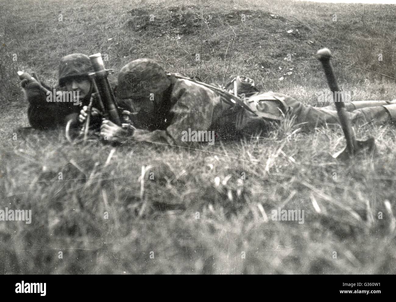 Waffen-SS, hommes en tenue de camouflage avec 5cm de mortier France 1940 Banque D'Images