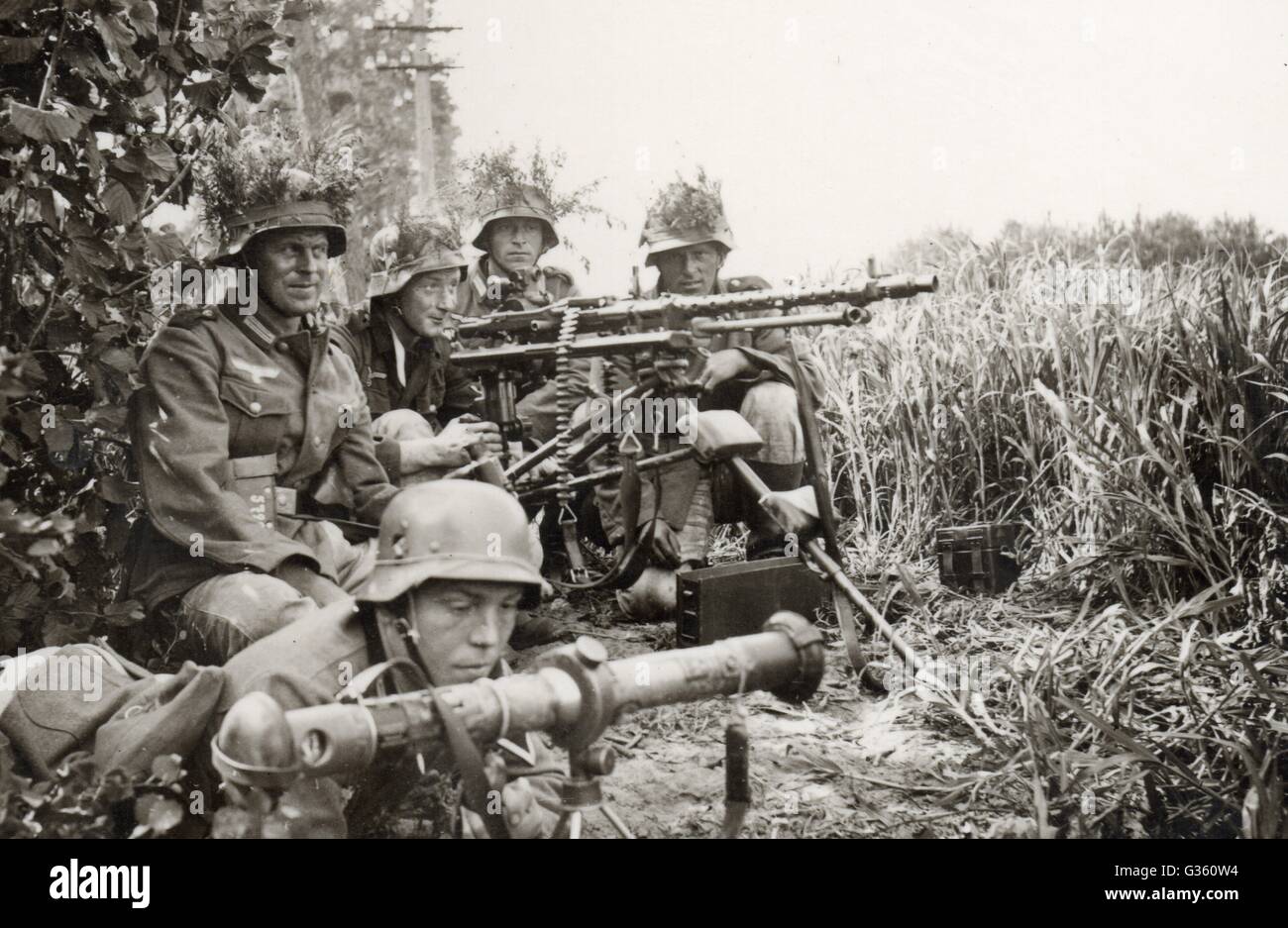 Deux soldats allemands de la guerre mondiale avec un canon à machine mg lourd en France 1940, Wehrmacht ,MG34, invasion de la France B/W photo Banque D'Images