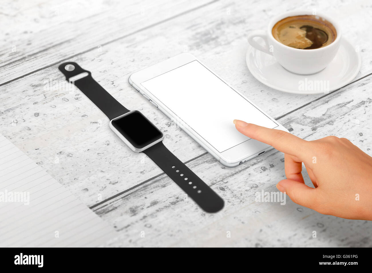 Femme touch smart phone avec écran vide pour une maquette. Smartwatch et tasse de café à côté sur la table. Vue isométrique. Banque D'Images