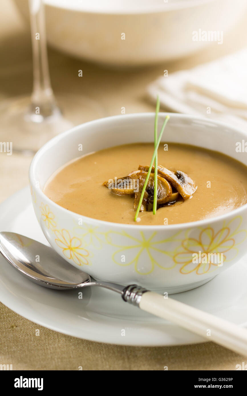 Un bol de soupe crème de champignons fait maison Banque D'Images