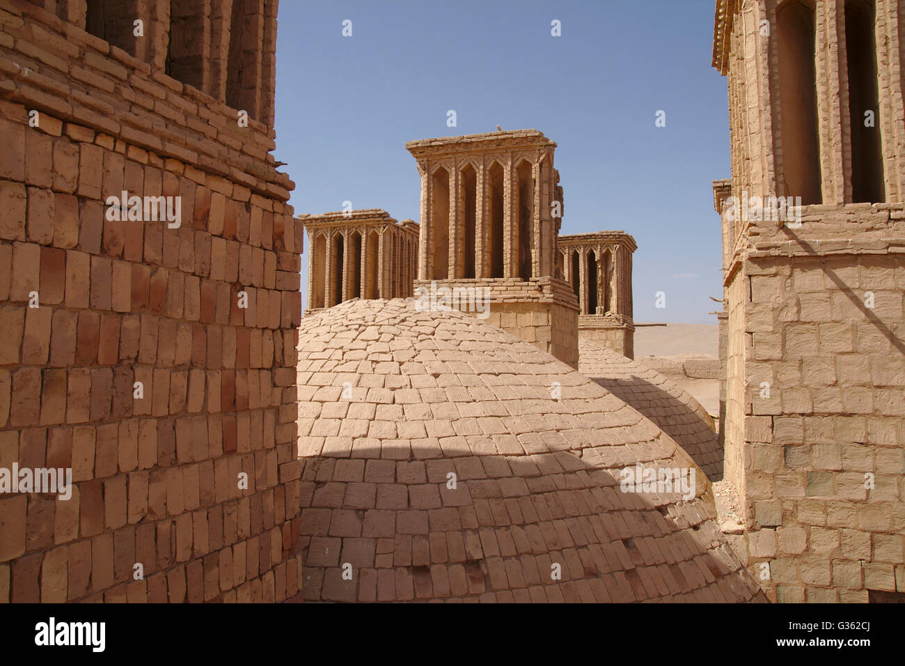 Dome et tours à vent, le vent l'eau refroidie dans le réservoir du désert près de Yazd, Iran Banque D'Images