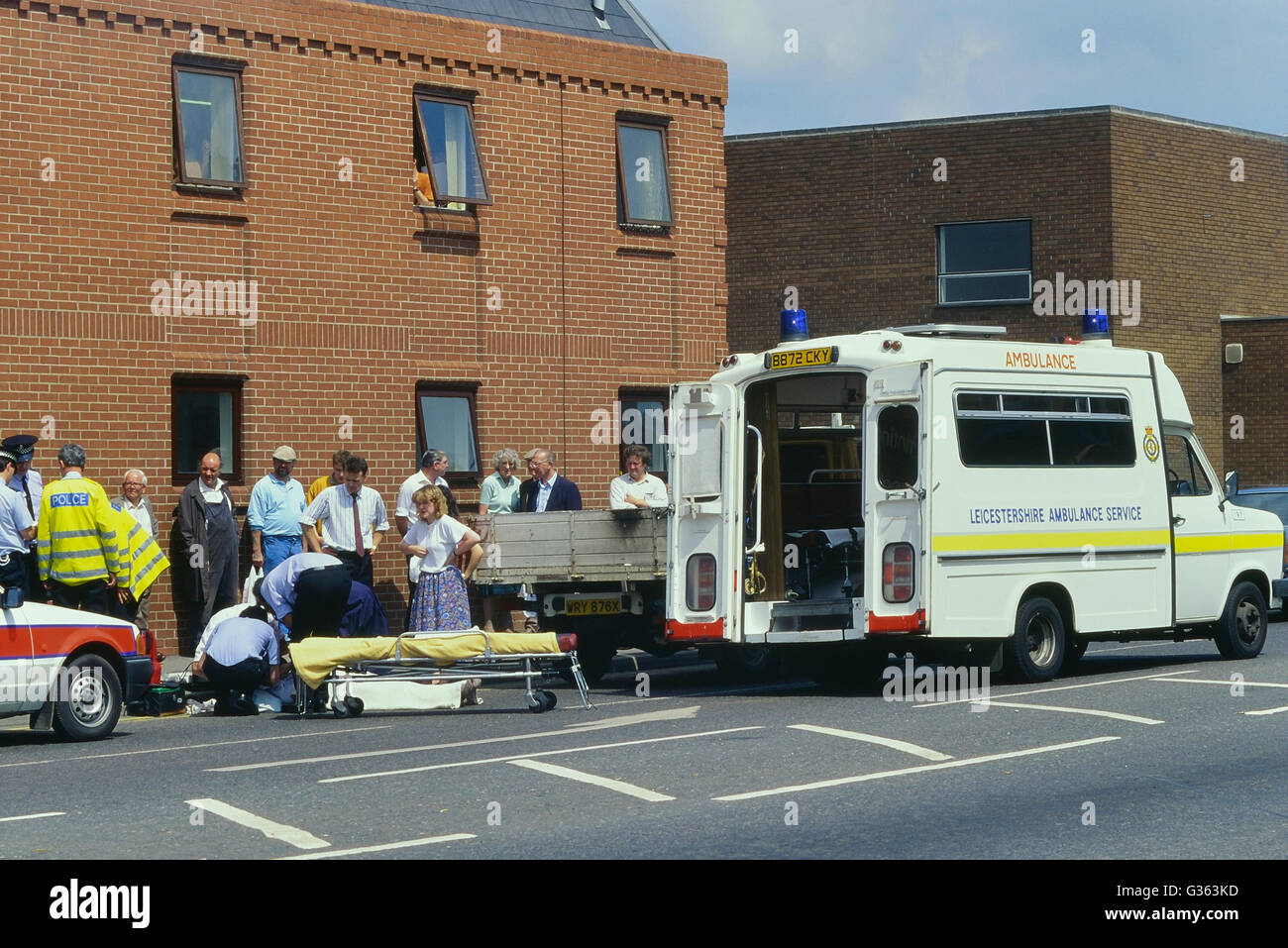 Équipe d'ambulanciers assister à un accident à Leicester. L'Angleterre. UK. Circa 1980 Banque D'Images
