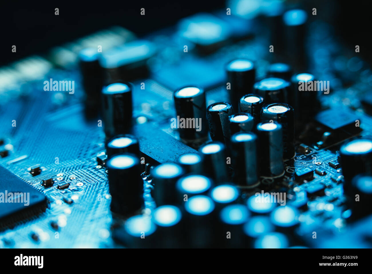 Carte mère informatique libre de couleur bleue sur fond sombre Banque D'Images