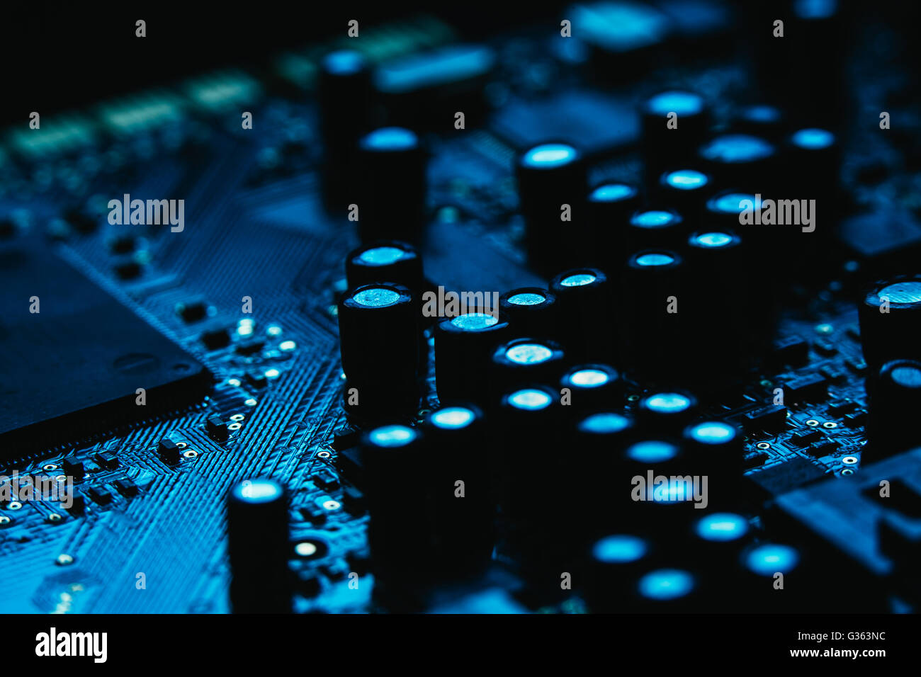 Carte mère informatique libre de couleur bleue sur fond sombre Banque D'Images