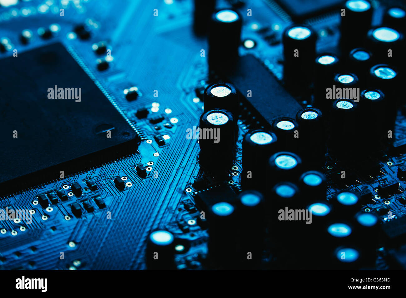 Carte mère informatique libre de couleur bleue sur fond sombre Banque D'Images