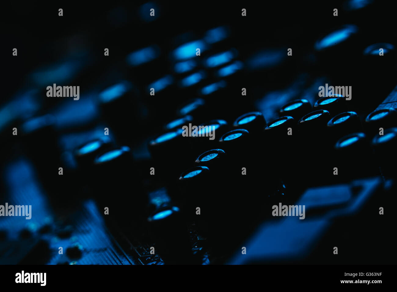 Carte mère informatique libre de couleur bleue sur fond sombre Banque D'Images