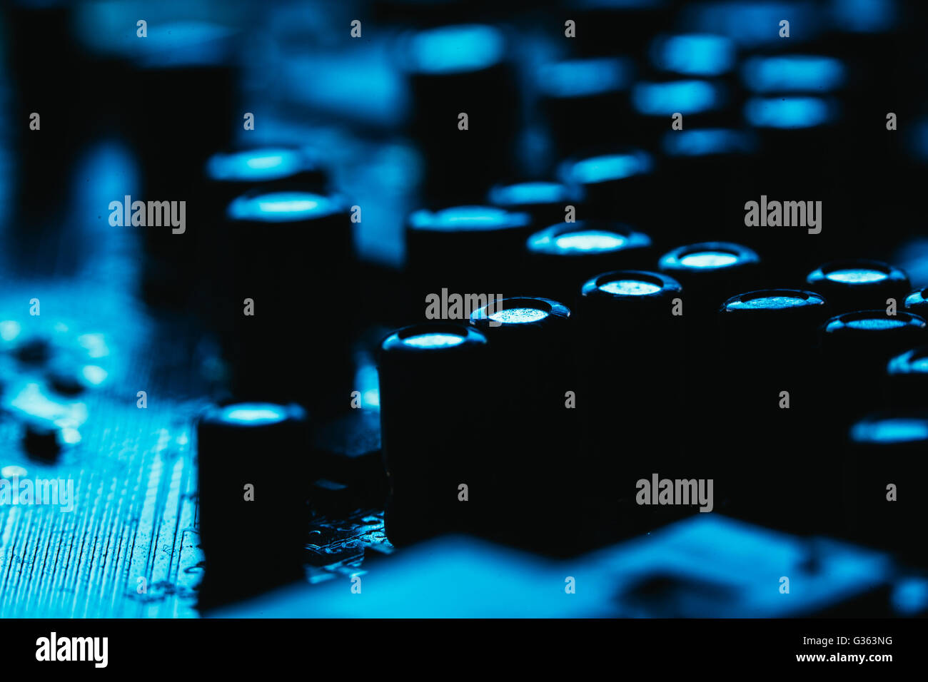 Carte mère informatique libre de couleur bleue sur fond sombre Banque D'Images