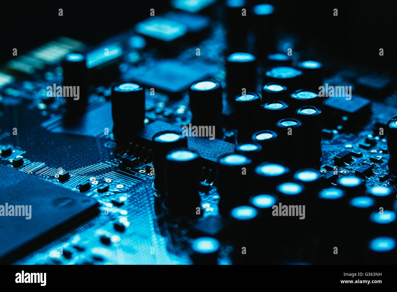 Carte mère informatique libre de couleur bleue sur fond sombre Banque D'Images