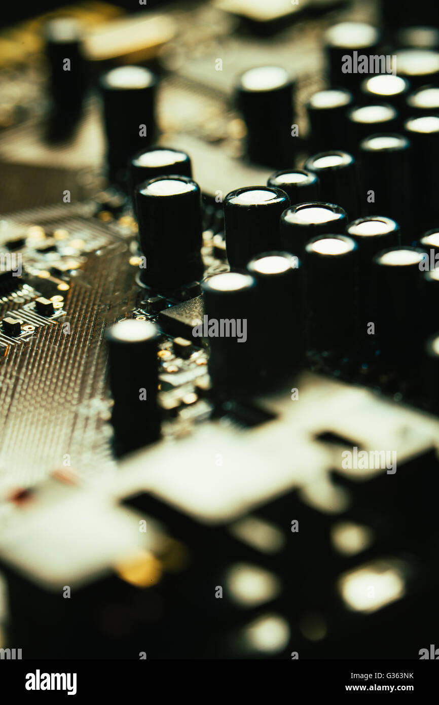 Gros plan de la carte mère d'ordinateur couleur gris jaune sur fond sombre Banque D'Images