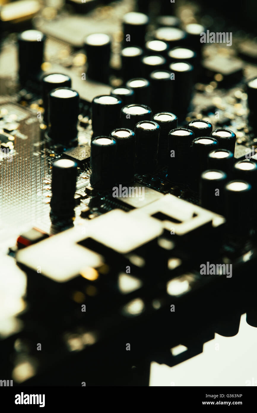 Gros plan de la carte mère d'ordinateur couleur gris jaune sur fond sombre Banque D'Images