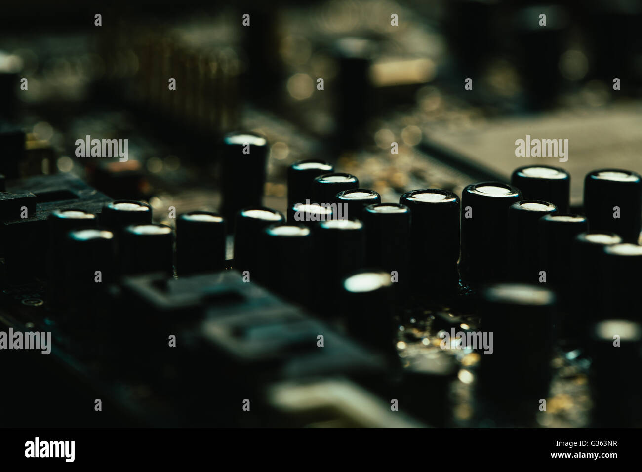 Gros plan de la carte mère d'ordinateur couleur gris jaune sur fond sombre Banque D'Images