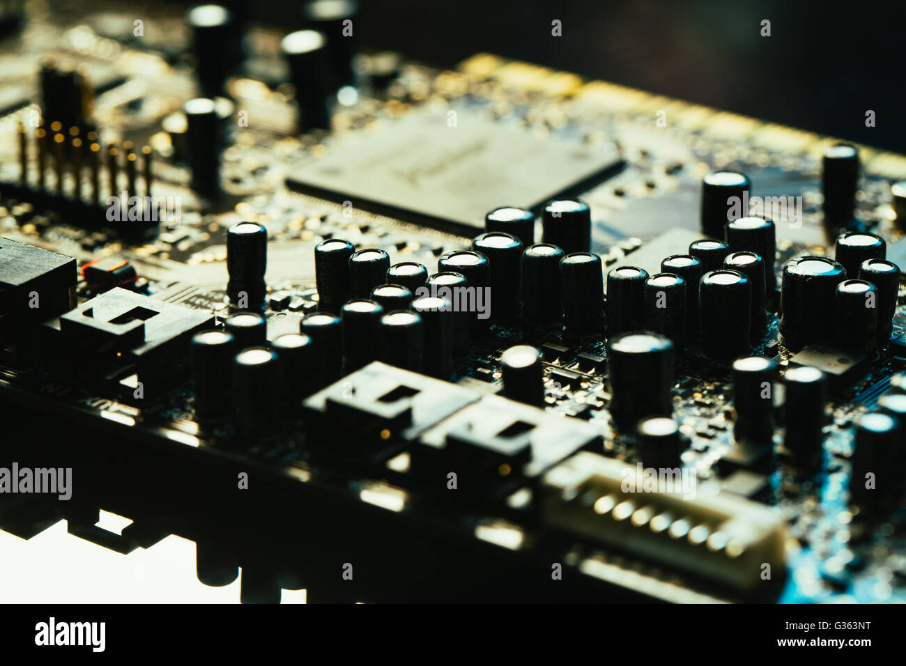 Gros plan de la carte mère d'ordinateur couleur gris jaune sur fond sombre Banque D'Images