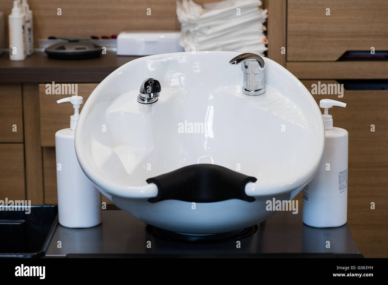 Lavabos blancs pour coiffeur à barbershop moderne Banque D'Images