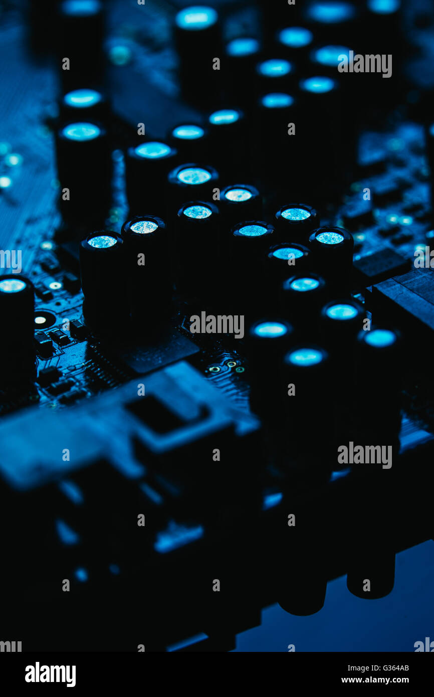 Carte mère informatique libre de couleur bleue sur fond sombre Banque D'Images