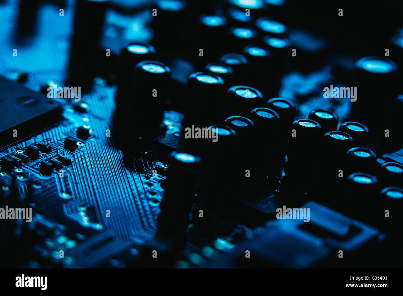 Carte mère informatique libre de couleur bleue sur fond sombre Banque D'Images