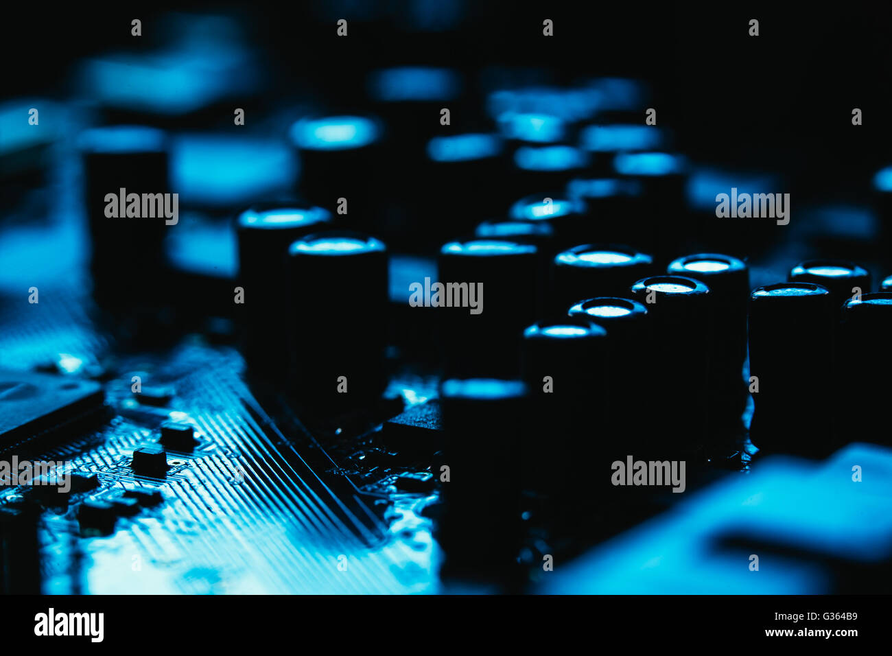 Carte mère informatique libre de couleur bleue sur fond sombre Banque D'Images