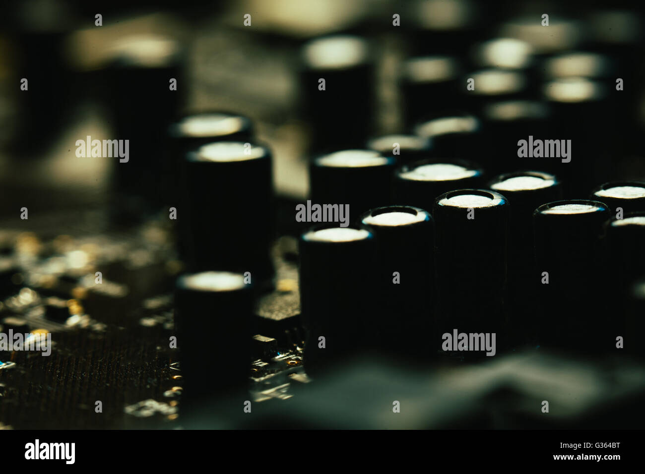 Gros plan de la carte mère d'ordinateur couleur gris jaune sur fond sombre Banque D'Images