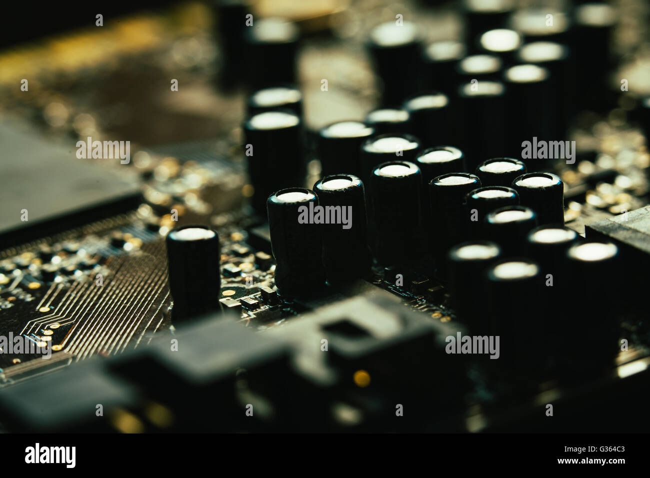 Gros plan de la carte mère d'ordinateur couleur gris jaune sur fond sombre Banque D'Images