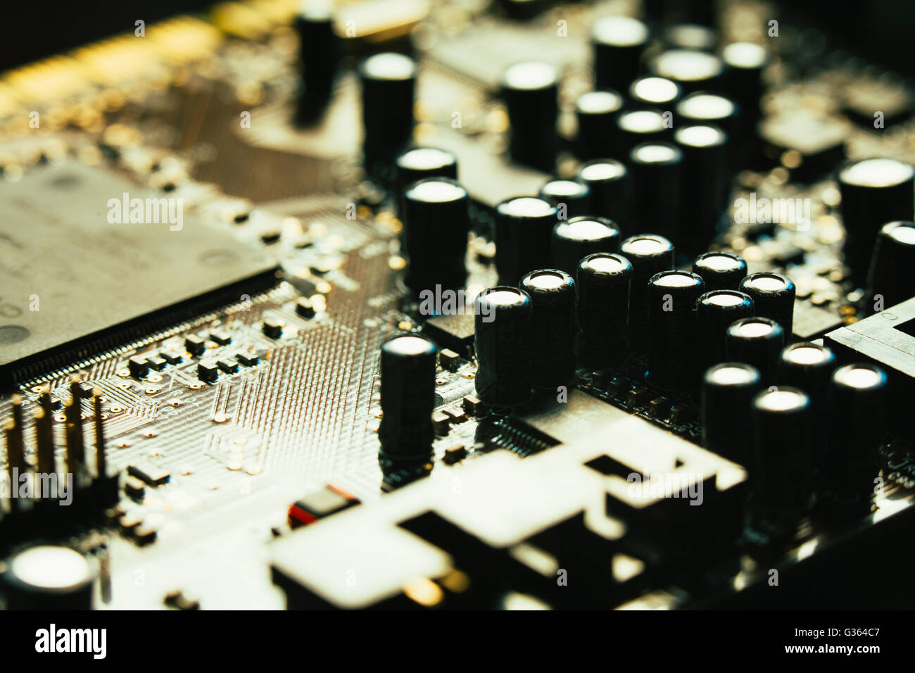 Gros plan de la carte mère d'ordinateur couleur gris jaune sur fond sombre Banque D'Images