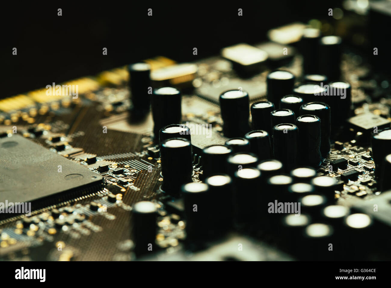 Gros plan de la carte mère d'ordinateur couleur gris jaune sur fond sombre Banque D'Images