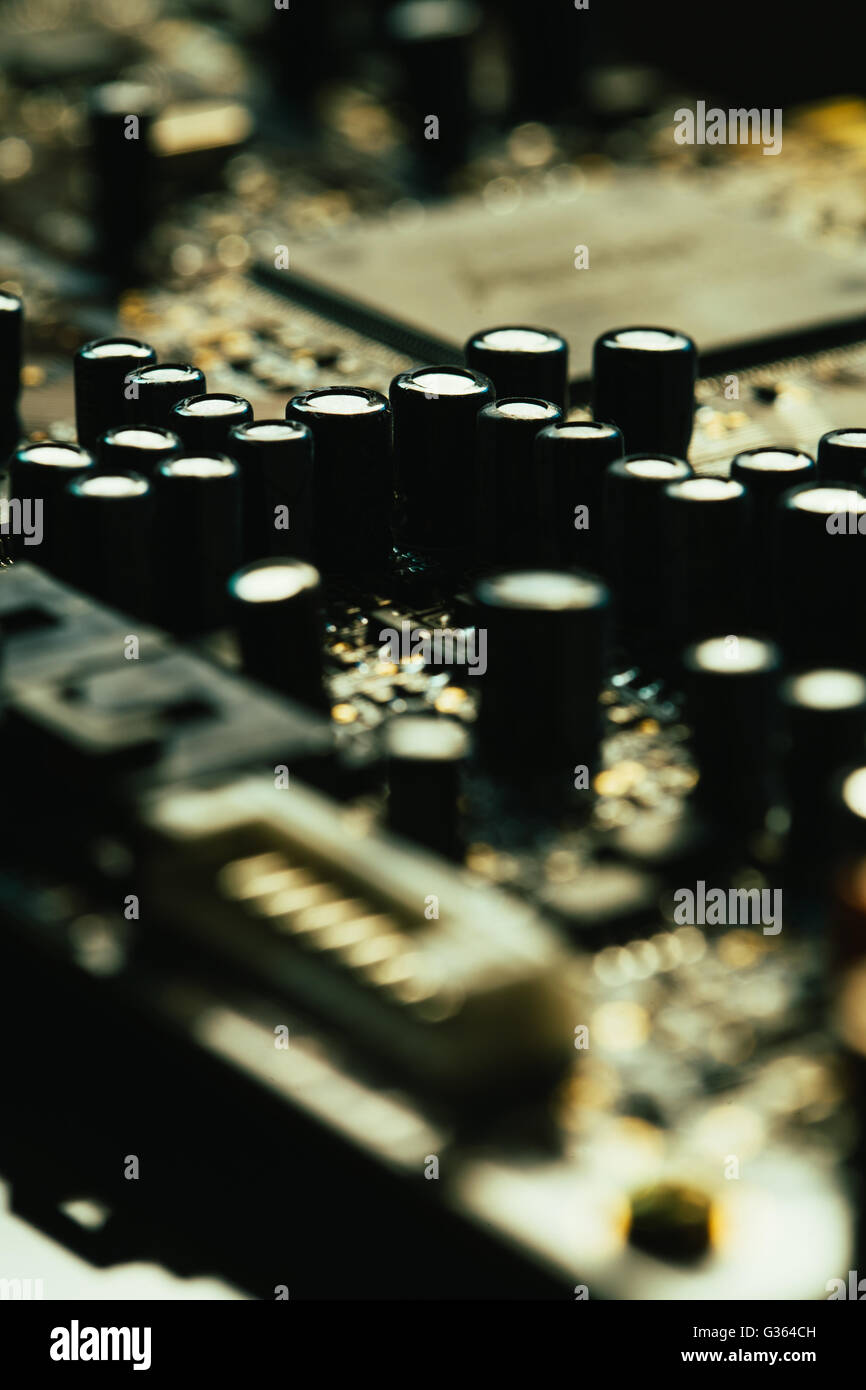 Gros plan de la carte mère d'ordinateur couleur gris jaune sur fond sombre Banque D'Images