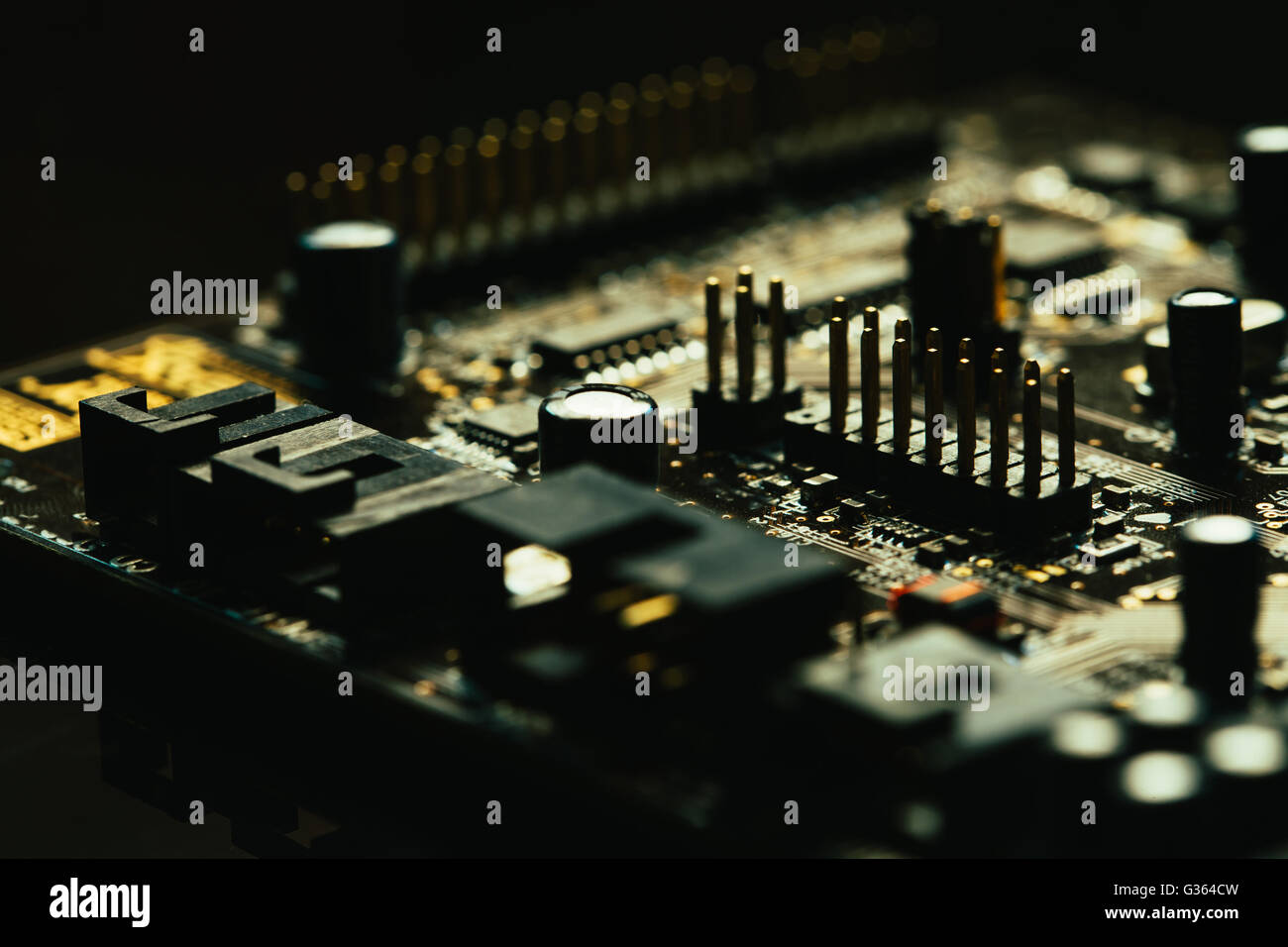 Gros plan de la carte mère d'ordinateur couleur gris jaune sur fond sombre Banque D'Images