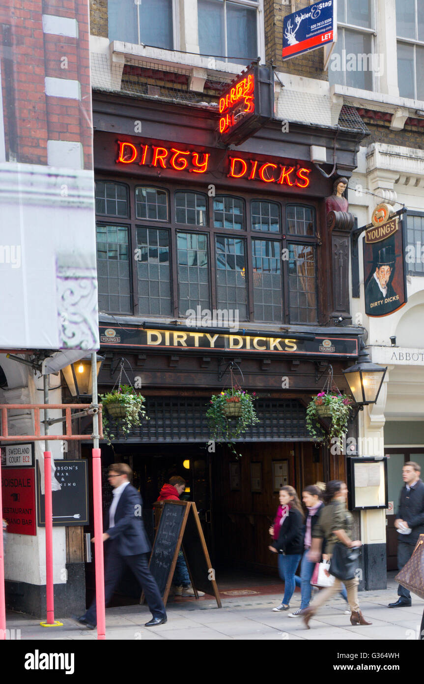 Dirty Dicks, un jeune's pub à Bishopsgate dans la ville de Londres. Banque D'Images