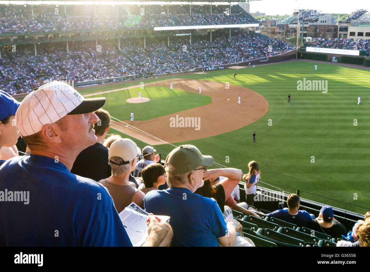 La foule à un match de baseball au Wrigley Field, Chicago, le stade des Chicago Cubs. Oursons jouant LA Dodgers. Banque D'Images