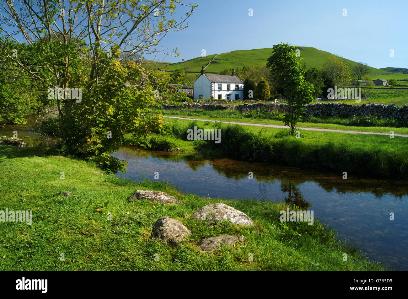 Royaume-Uni, North Yorkshire, Malham, Malham Beck et Yorkshire Dales campagne. Banque D'Images