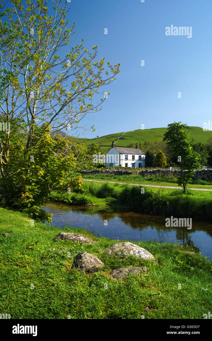 Royaume-Uni, North Yorkshire, Malham, Malham Beck et Yorkshire Dales campagne. Banque D'Images