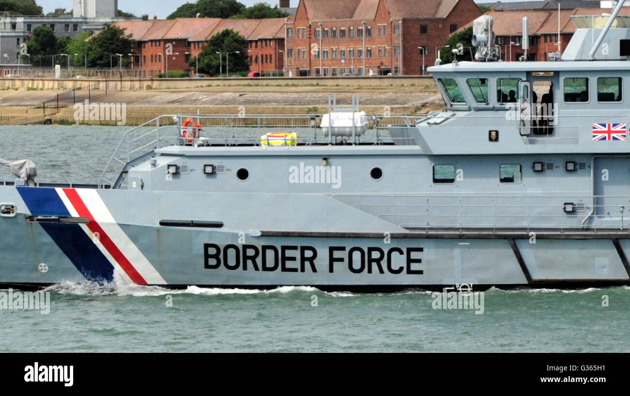 AJAXNETPHOTO. - Juin 7th, 2015. PORTSMOUTH, Angleterre. - Patrouilleur FORCE FRONTIÈRE CHERCHEUR HMC QUITTER LE PORT. PHOTO:TONY HOLLAND/AJAX REF:38641  150706 SRD 2 Banque D'Images